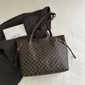 Braune Shopper-Tasche mit M-Monogramm-Muster und minimalistischem Schultergurt-Design - Braun