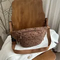 Sac banane en velours côtelé marron avec motifs de cœurs et nœuds et sangle réglable - Marron