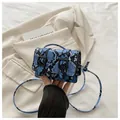 Sac bandoulière carré à motif serpent bleu et noir avec doubles boucles et sangle - Bleu