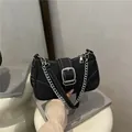 Sac à bandoulière en jean noir rétro avec boucle argentée et détail de chaîne stylée - Noir