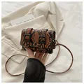 Sac bandoulière rétro à motif serpent marron avec doubles boucles et fine sangle - Marron