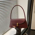 Bolso baguette vintage de cuero burdeos con elegante cierre cilíndrico de metal dorado - Rojo