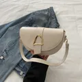 Schicke beige Satteltasche für Damen mit goldener D-Schnalle und Leder-Schultergurt - Weiß