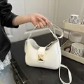 Bolso de hombro blanco de cuero sintético con tachuelas doradas y correas dobles - Blanco