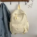 Sac à dos minimaliste crème avec écusson smiley jaune et détails de fermeture en corde - Jaune