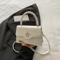 Piccola borsa quadrata bianca in pelle con fibbia metallica a stella con diamanti incastonati - Bianco