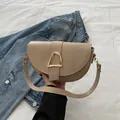 Schicke beige Satteltasche mit goldener Dreiecksschnalle und breitem Schultergurt - Khaki