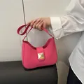 Bolso de hombro rosa minimalista en piel sintética con hebilla decorativa de tachuelas - rosa intenso