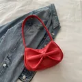 Bolso de hombro rojo estilo y2k con un lazo grande sobre una chaqueta vaquera azul - Rojo