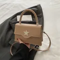 Borsa a tracolla quadrata kaki con logo a stella in strass e tracolla regolabile - Cachi