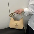 Bolso de hombro beige minimalista con una hebilla cuadrada dorada decorativa - Caqui