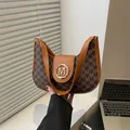Retro Halbmond-Tasche mit Vintage-M-Monogramm und goldener Metallschnalle für Damen - Braun