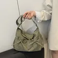 Borsa a tracolla verde erba a pieghe con fiocchi decorativi e spallina in nylon - Verde