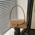 Bolso de hombro beige minimalista con cierre giratorio dorado y acabado de piel sintética - Caqui