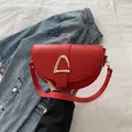 Sac selle demi-lune en cuir mat rouge avec une boucle géométrique en métal doré chic - Rouge