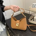 Bolso hobo minimalista en piel sintética marrón claro con hebilla cuadrada de metal dorado - Marrón