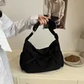 Borsa messenger nera in nylon con fiocchi decorativi e tracolla ampia regolabile - Nero