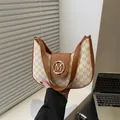 Retro-Unterarmtasche aus braunem Leder und Canvas mit M-Druck und goldener Schnalle - Weiß