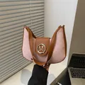 Rosa-weiße Hobo-Tasche mit braunem Lederbesatz und goldenem M-Logo-Detail - Rosa