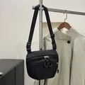 Borsa a tracolla minimalista in nylon nero con tracolla regolabile e doppia cerniera - Stile Griglia Nero / Nero