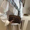 Bolso cuadrado vintage marrón con jacquard de patrón T y correa de muñeca - Marrón Oscuro