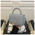 Hellblaue strukturierte Handtasche mit Strass-Stern und passendem Gurt - Blau