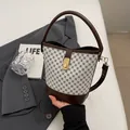 Sac seau rétro à carreaux crème et marron avec fermoir doré et poignée supérieure - Blanc Cassé