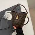 Sac seau rétro à carreaux marron foncé en cuir avec motif monogramme pour femme - Café