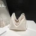Minimalistische cremeweiße Hobo-Tasche aus glattem Kunstleder mit breiten Schultergurten - Shoulder Bag / Weiß