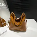 Vintage Tragetasche aus glänzendem PU-Leder in Karamellbraun mit viel Platz und Seitentasche - Shoulder Bag / Braun