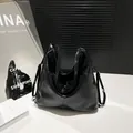 Große schwarze Vintage-Einkaufstasche in Lackoptik mit passendem kleinem Mini-Beutel - Umhängetasche Mit Beutel / Schwarz