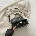 Zwarte gewatteerde tas met gouden ketting en een decoratieve zijden sjaal aan het handvat - Zwart