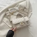 Elegante beige gewatteerde crossbody tas met zijden sjaal handvat en goudkleurige ketting - Wit
