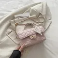 Roze gewatteerde crossbodytas met zijden sjaalhandvat en gouden ketting - Roze
