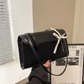 Elegante schwarze minimalistische Umhängetasche mit weißer Satinschleife und zwei Riemen - Schwarz