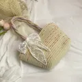Handgefertigte Strohtasche in Beige mit bunten Punkten und weißer Spitzenschleife - Groß Mit Anhänger / Gebrochenes Weiß