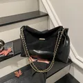 Borsa a tracolla nera chic con doppie catene dorate e elegante trama in pelle scamosciata - Nero