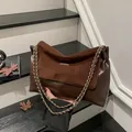 Grande borsa a spalla marrone scuro con catena dorata e trama in pelle mista - Marrone