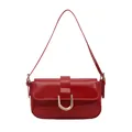 Borsa a tracolla in pelle verniciata rossa lucida con fibbia a ferro di cavallo dorata - Rosso