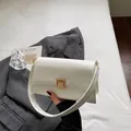 Minimalistische weiße Baguette-Tasche aus Kunstleder mit stilvoller goldener Schnalle - Gebrochenes Weiß