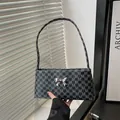 Elegante borsa sottobraccio grigio scuro con monogramma e fiocco a farfalla in argento - M Nero