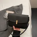 Bolso de hombro clásico en cuero negro con hebilla metálica dorada de diseño elegante - Negro