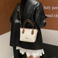 Schicke cremefarbene Bucket-Bag mit braunem Besatz und verstellbarem Riemen - Weiß
