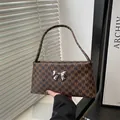 Borsa sottobraccio in finta pelle marrone con stampa M dorata e fiocco argento - M Caffè
