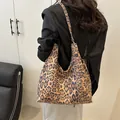 Bolso de hombro chic con estampado de leopardo para mujer con detalles metálicos - Caqui