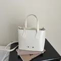 Elegante borsa a secchiello bianca con targa in metallo FASHION e tracolla versatile - Bianco