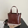 Borsa a secchiello in ecopelle marrone con logo metallico e tracolla regolabile - Marrone scuro