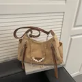 Borsa a spalla kaki con catena di perle, texture stropicciata e dettagli zip - Con Catena Pendente / Cachi