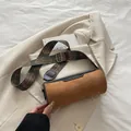 Borsa a cilindro in camoscio marrone con tracolla larga fantasia e dettagli dorati - Marrone