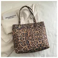 Detalle del bolso tote de leopardo sobre un blazer blanco con libro, gran capacidad - Caqui